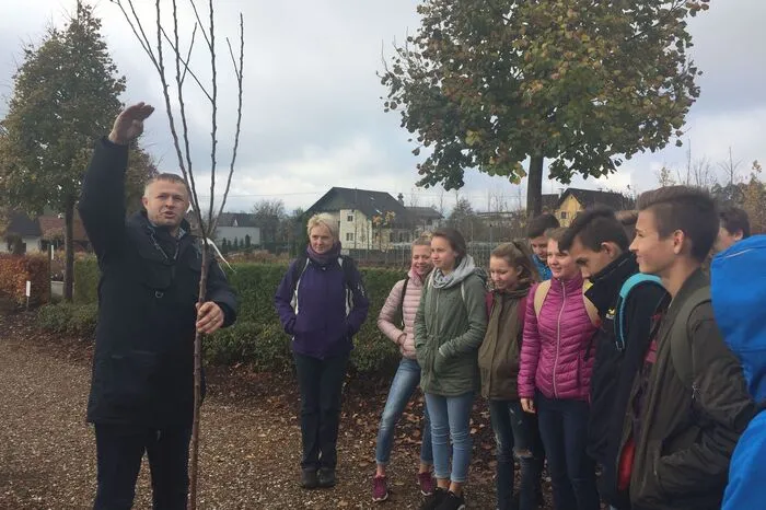 Auf 25 Hektar werden in der Gartenwelt Grischngl Obstbäume und winterharte Sträucher, Hecken und Stauden angebaut und verkauft.