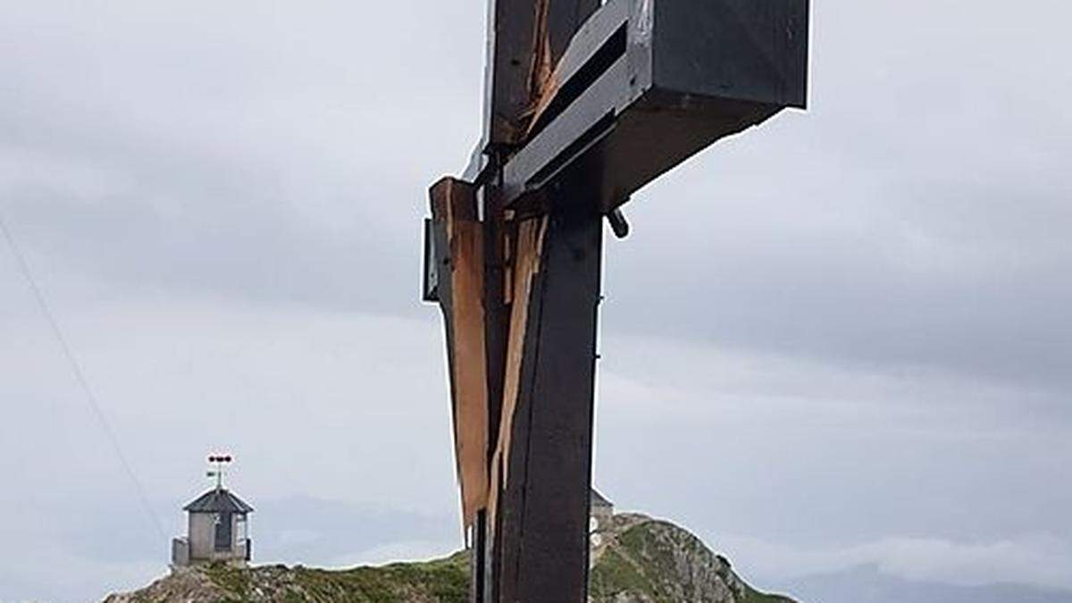 Das Gipfelkreuz des Dobratsch hat einen Spalt