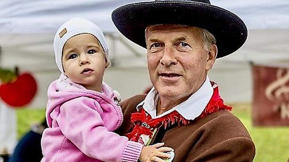 Stolzer Trachtenträger Karl Themessl-Huber mit Enkelin Helena