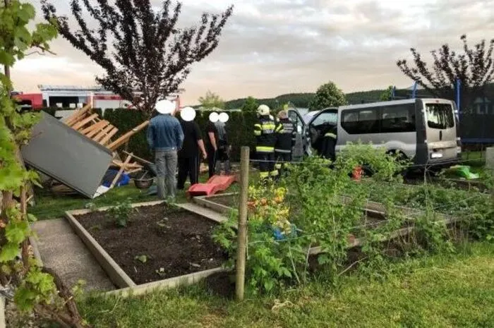Die Freiwillige Feuerwehr barg dann das Unfallwrack.
