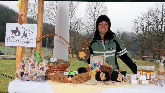 Folgende Aussteller waren mit dabei: Michaela Blasge (am Foto) – Alpaka, Franz Lackner – Zirbenholzprodukte, Gerda Walder – Halsketten, Christine Tamegger – Lase-Cut, Salina Rest – Kopfbedeckungen, Erich Blüm – Holzarbeiten, Sabine Presinell – Osterdeko, Günter Scheiber – Holzsachen, Conni Ebner – Honigprodukte, Ludwig Ghebert – Schmucksteine, Walter Grabner – Holzarbeiten und Angelika Haberl  - Bauernprodukte.