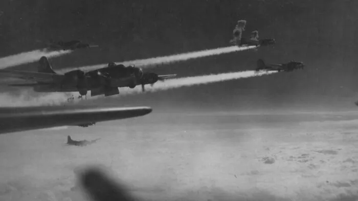 Amerikanische Flugzeuge am Himmel über Graz am 4. März 1945.