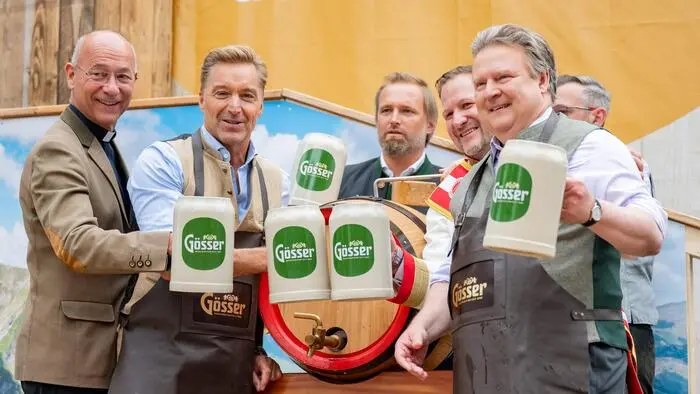Heute Donnerstag erfolgt der Bieranstich auf der Wiener Kaiser Wiesn mit Bürgermeister Michael Ludwig (re.) und Dompfarrer Toni Faber (li.). Hans Knauß wird, wie hier auf dem Bild vor zwei Jahren, nicht dabei sein