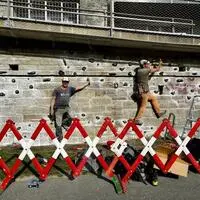 Die Firma GoVertical errichtet entlang der Draulände eine Boulderwand