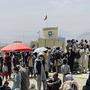 Hunderte Menschen harrten rund um den Flughafen in Kabul aus,