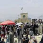 Hunderte Menschen harrten rund um den Flughafen in Kabul aus,