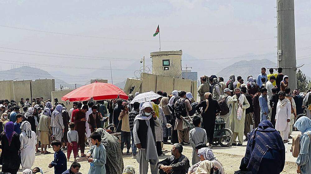 Hunderte Menschen harrten rund um den Flughafen in Kabul aus,