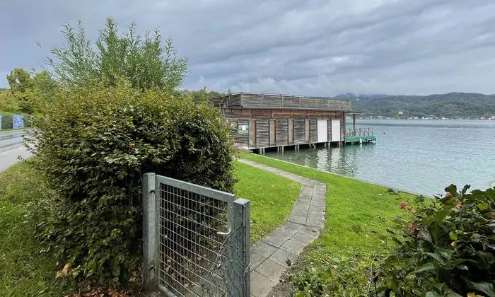 Das Bootshaus ist auf Gründen der Bundesforste errichtet