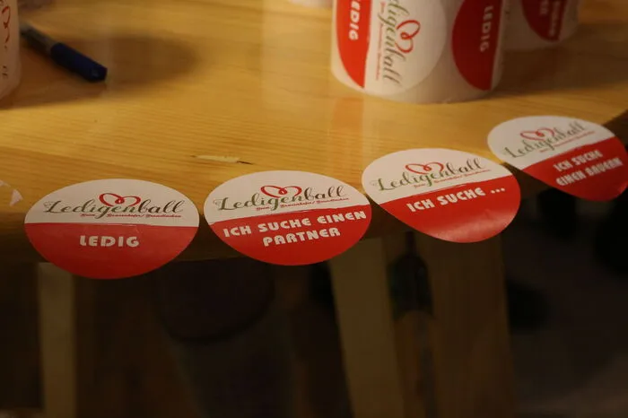 Bereits am Eingang wurde jeder Ballbesucherin und an jedem Ballbesucher ein Sticker aufgeklebt, damit man auch deutlich erkennen konnte, wer denn auf der Suche, ledig oder doch bereits vergeben ist.