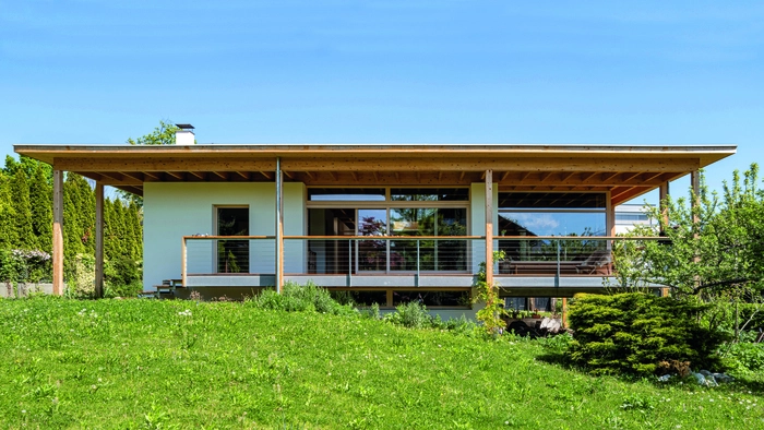 In und mit der Natur lebt man in dem zarten Holzpavillon mit begrüntem Flachdach.