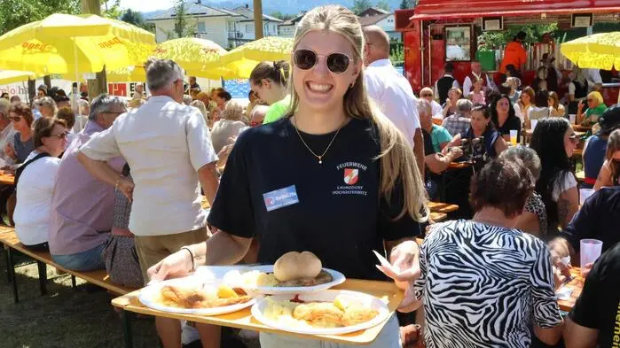 Launsdorf im Ausnahmezustand – und das im besten Sinne: Beim „Launsdorfer Kirchtag“ wurde am 15. August wieder gemeinsam gefeiert, gelacht und die Kärntner Kirchtagstradition hochgehalten. Treffpunkt war der Messner Obstgarten, wo die Freiwillige Feuerwehr (FF) Launsdorf unter FF-Kommandant Christof Schöngrundner und Kameradschaftsführer Gernot Archan zum Fest einlud. 
