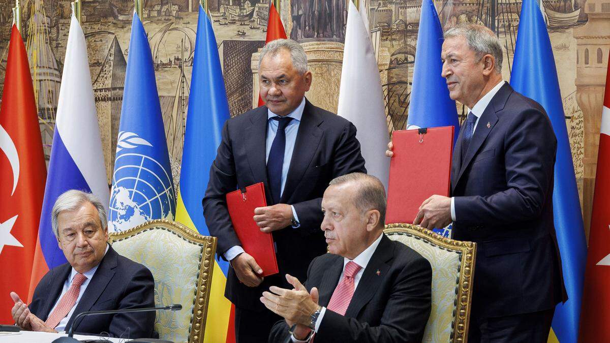 Recep Tayyip Erdogan (3 v. l), U.N. Generalsekretär Antonio Guterres (l.), Russlands Verteidigungsminister Sergei Shoigu (2 v. l.) und Hulusi Akar, Verteidigungsminister der Türkei. 