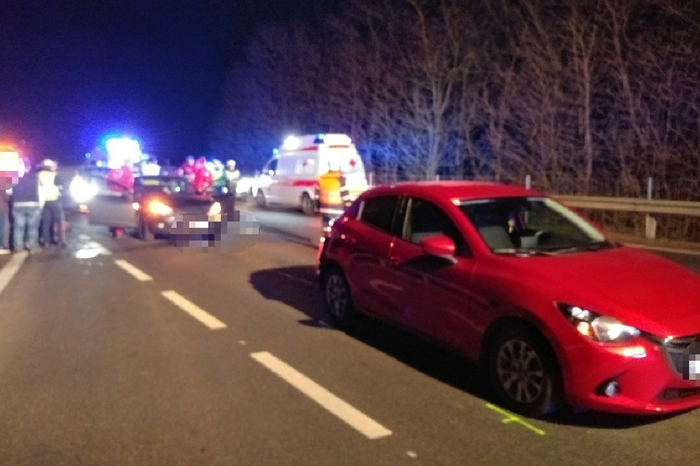 Die B 73 war zwischen den beiden Kreisverkehren für die Dauer der Aufräumarbeiten ungefähr eines Stunde lang gesperrt.