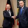 Deutschlands Bundeskanzler Olaf Scholz (l.) und der türkische Präsident Recep Tayyip Erdoğan | Deutschlands Bundeskanzler Olaf Scholz (l.) und der türkische Präsident Recep Tayyip Erdoğan bei einem Treffen im Juli in Vilnius