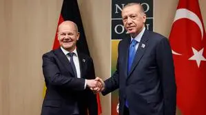 Deutschlands Bundeskanzler Olaf Scholz (l.) und der türkische Präsident Recep Tayyip Erdoğan | Deutschlands Bundeskanzler Olaf Scholz (l.) und der türkische Präsident Recep Tayyip Erdoğan bei einem Treffen im Juli in Vilnius