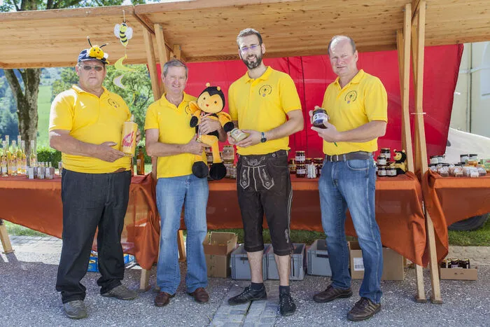 (Von links) Raimund Fellner, Karl Monsberger, Frater Nikolaus Reiter und Obmann Reinhold Kaimbacher präsentieren am Vereinsstand regionale Bienenprodukte.