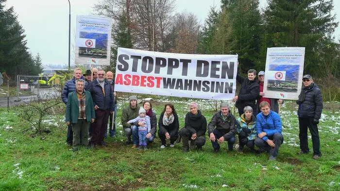 „Stoppt den Asbestwahnsinn“ war ein Slogan der Bürgerinitiative. Stehend rechts neben dem großen Plakat: Obmann Alexander Stöhr