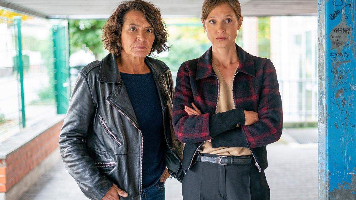 Lena Odenthal (Ulrike Folkerts) und Johanna Stern (Lisa Bitter) bei den Ermittlungen zu ihrem aktuellen Fall, dem Tod eines Schülers