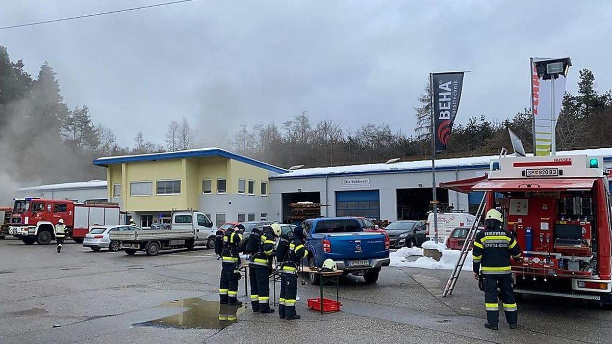 Eine Halle im Gewerbegebiet Lurnbichl steht in Brand