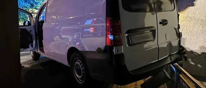 Der Lieferwagen rollte rückwärts über einen Abhang und krachte gegen ein Geländer