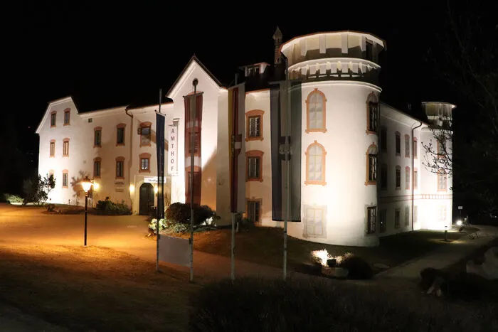 Die Geschichte des Bamberger Amthofes lässt sich weit in das Mittelalter zurückverfolgen. Er wird als "Turm" von Feldkirchen erwähnt und diente den Bambergischen Amtmännern als Verwaltungssitz.