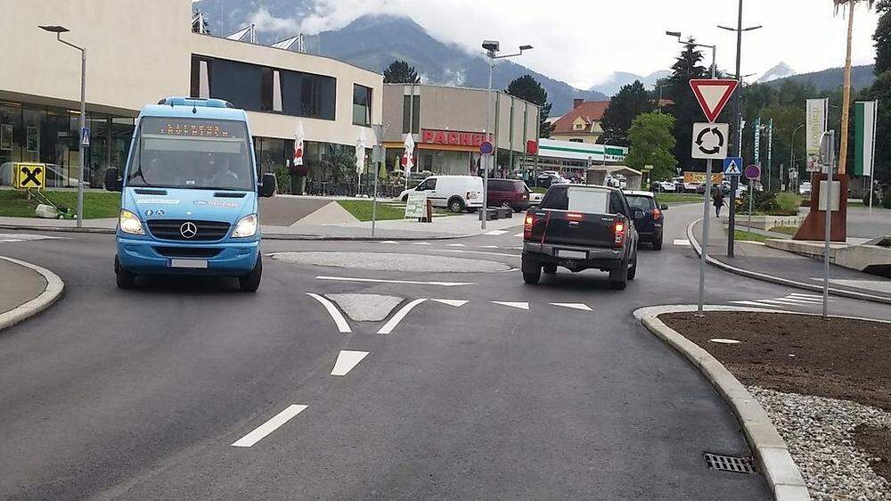 Der kleine, neu errichtete Kreisverkehr im Bereich des Hauptplatzes in Trofaiach scheint sich zu bewähren
