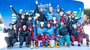 SANKT URBAN,AUSTRIA,28.JAN.24 - SNOWBOARDING - FIS World Cup, parallel giant slalom, team. Image shows the rejoicing of  Sabine Schoeffmann, Andreas Prommegger (AUT)  with the Team AUT. Photo: GEPA pictures/ Matthias Trinkl