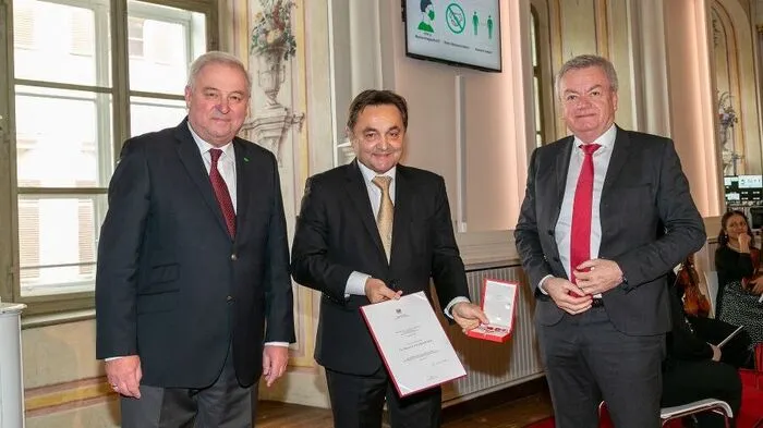 Alfred Gutschelhofer mit LH Schützenhöfer und Vize-LH Anton Lang 