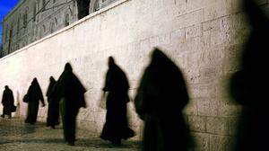 Orthodoxe Nonnen gehen im arabischen Viertel der Altstadt von Jerusalem die Via Dolorosa entlang
