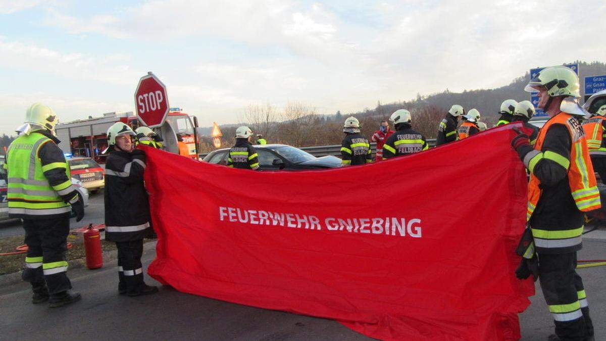 Unfall auf der B 68, die Feuerwehren Gniebing und Feldbach mussten eine Frau aus ihrem Pkw befreien