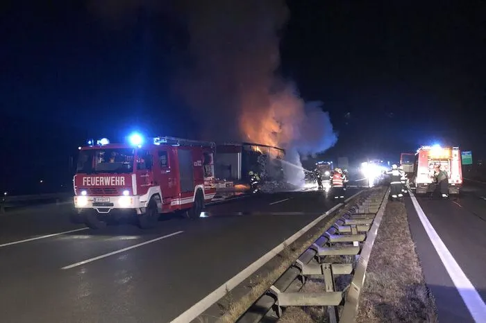 Die Löscharbeiten der sechs Feuerwehren FF-Kammern, FF-Madstein-Stadlhof, FF-Seiz, FF-St. Michael, FF-Traboch-Timmersdorf und der BTF voestalpine Stahl Donawitz dauerten bis in die frühen Morgenstunden. 