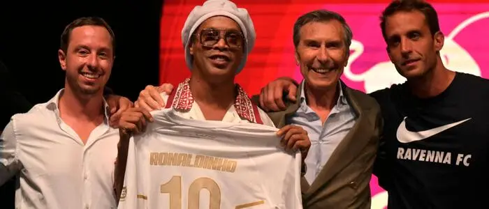Ronaldinho mit Vertretern von Ravenna, darunter Klub-Präsident Ignazio Cipriani