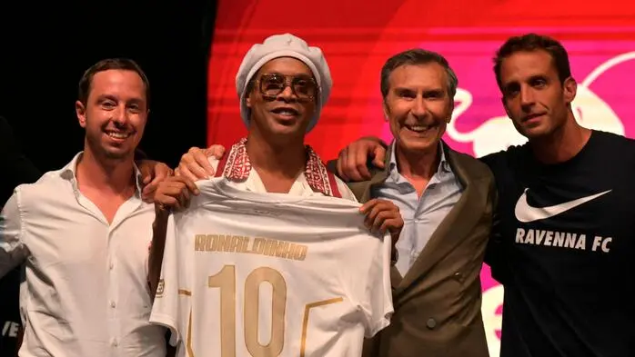 Ronaldinho mit Vertretern von Ravenna, darunter Klub-Präsident Ignazio Cipriani