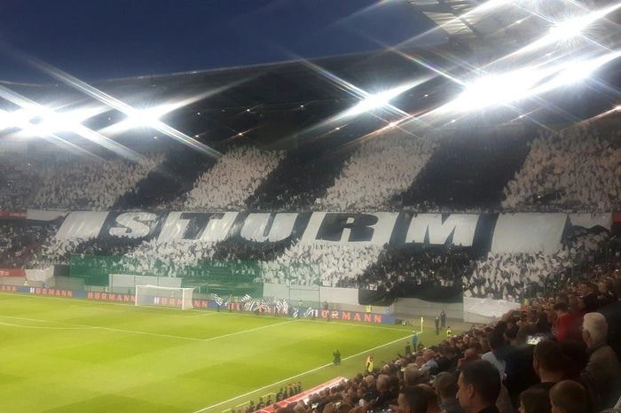 Wegen diesem Plakat drohte die Spielverschiebung.