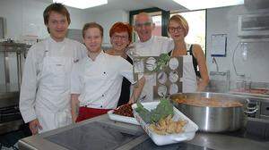 Kochkünstler Peter Troißinger mit seinem Team: Sohn Peter, Jungkoch Stefan Unger, Gattin Gabriele und Tochter Anna.