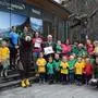 Die Kindergruppe Tauernzwerge Mallnitz mit Nationalpark-Landesrätin Sara Schaar (2. von rechts) zu Besuch im Besucherzentrum