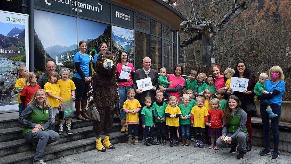 Die Kindergruppe Tauernzwerge Mallnitz mit Nationalpark-Landesrätin Sara Schaar (2. von rechts) zu Besuch im Besucherzentrum