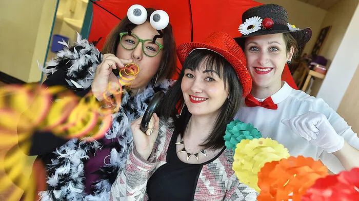 Nina Buzi, Jasmin Türk und Bettina Frühstück (von links) vom Kinderhort Welzenegg sind echte Faschingsfans 