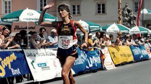 Rekordhalterin Petra Dienstuber beim Zieleinlauf in Ehrenhausen im Jahr 1998