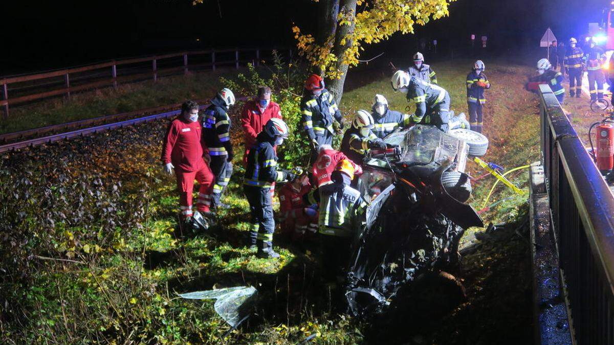 Der Lenker musste von den Einsatzkräften aus dem Wagen befreit werden