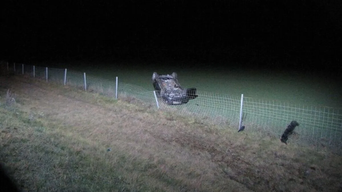 Der Wagen kam von der Fahrbahn ab, überschlug sich und blieb am Dach liegen