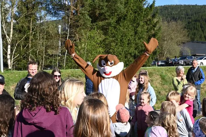 Große Freude bereitete auch der Osterhase, der die jüngsten Gäste mit kleinen Präsenten überraschte und für leuchtende Kinderaugen sorgte.