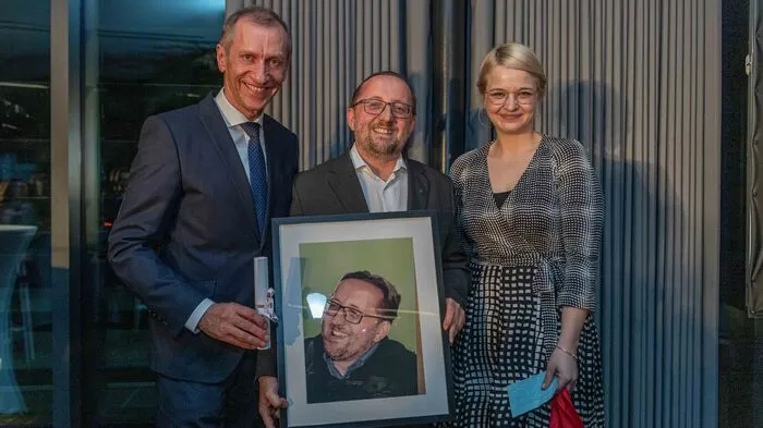 Arbeiterkammer-Präsident Josef Pesserl und Redakteurin Veronika Höflehner gratulierten Hannes Stickler zum Sieg in der Kategorie "Soziales Gewissen"