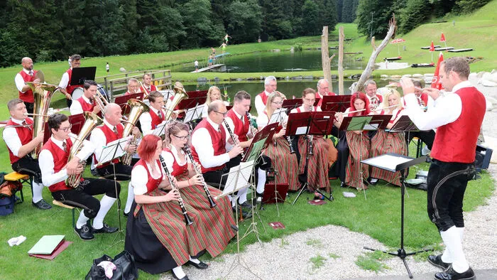 Musikalisch umrahmt wurde die Eröffnungsfeier durch die „Trachtenkapelle Sirnitz“ unter Leitung von Herbert Gwenger und Obmann Franz Pöllinger. Es gab auch ein Impulsreferat über die Wirkung der Elemente durch Wolfgang Hofmeister.