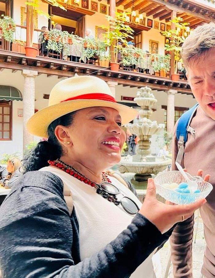 Vibeka kostet sich mit ihren Gästen durch Ecuador: in diesem Fall Mistelas, mit Likör gefüllte Zuckerl
