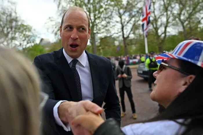 Eine Frau rief dem König "Love you, Charlie" zu, andere gratulierten schon mal zur Krönung. Manche sangen die Nationalhymne "God Save the King".