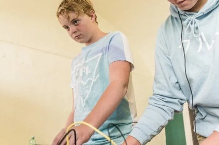 Junge kreative Köpfe durften bereits von Montag weg im Rahmen des Rostcamps ins Künstlerleben hineinschnuppern. Begleitet von Profis konnten die Jugendlichen in die Welt von Grafik, Foto, Video und Design eintauchen. Durch Gespräche über das Berufsleben von Künstlern wurde das Programm abgerundet.