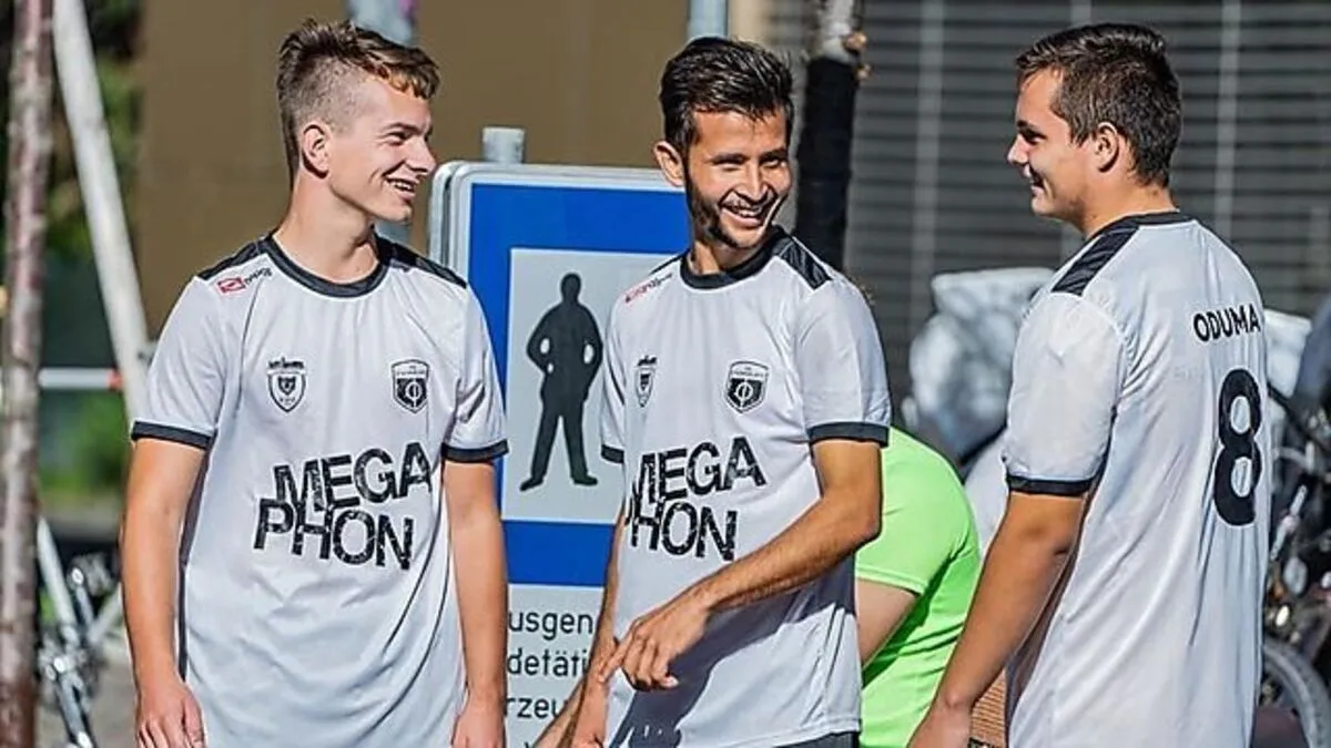 Die Sportler in den Dressen des FC Stammplatz Megaphon.