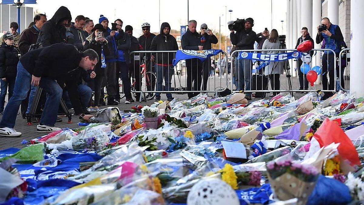 Trauer vor dem Stadion um die Opfer des Absturzes