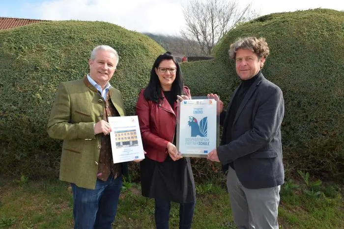 Biosphärenpark-Partnerschule Gmünd: Dietmar Rossmann, Sara Schaar und Direktor Gerald Fellner mit der Auszeichnung (von links)